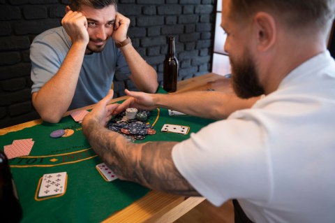 Zestaw do pokera blackjacka 300 żetonów 2 talie kart kości mata do gry zamykana walizka