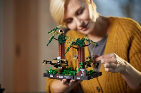 LEGO STAR WARS 75353 DIORAMA: POŚCIG NA ŚCIGACZU PRZEZ ENDOR