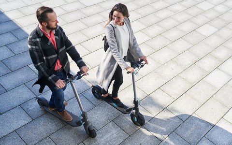 Hulajnoga elektryczna MOTUS Scooty 10 2023 20 km/h 15 Ah Czarny